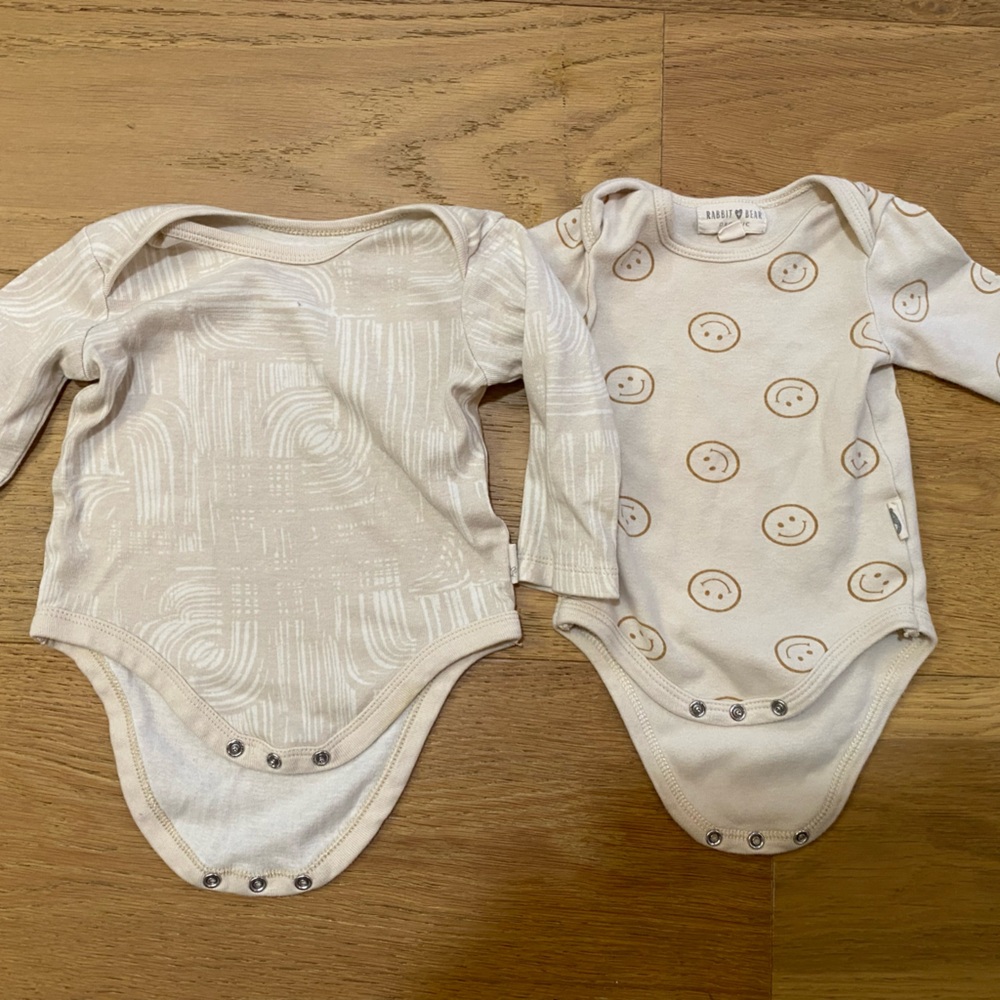 Smiley Face and Patterned Beige Baby organic cotton Bodysuit bundle 0-3m GUC